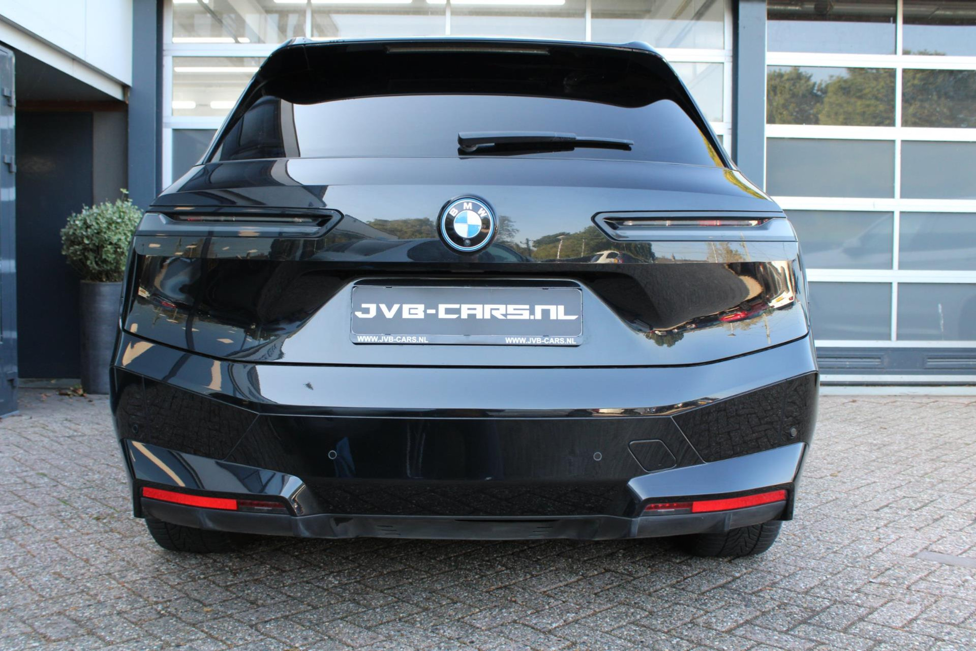 47970045-9.jpg