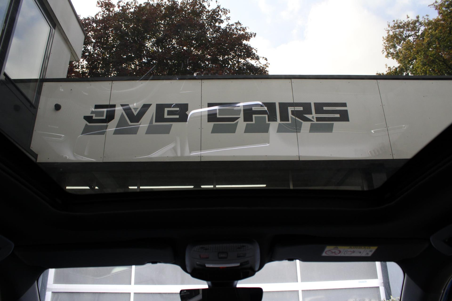 48302738-17.jpg