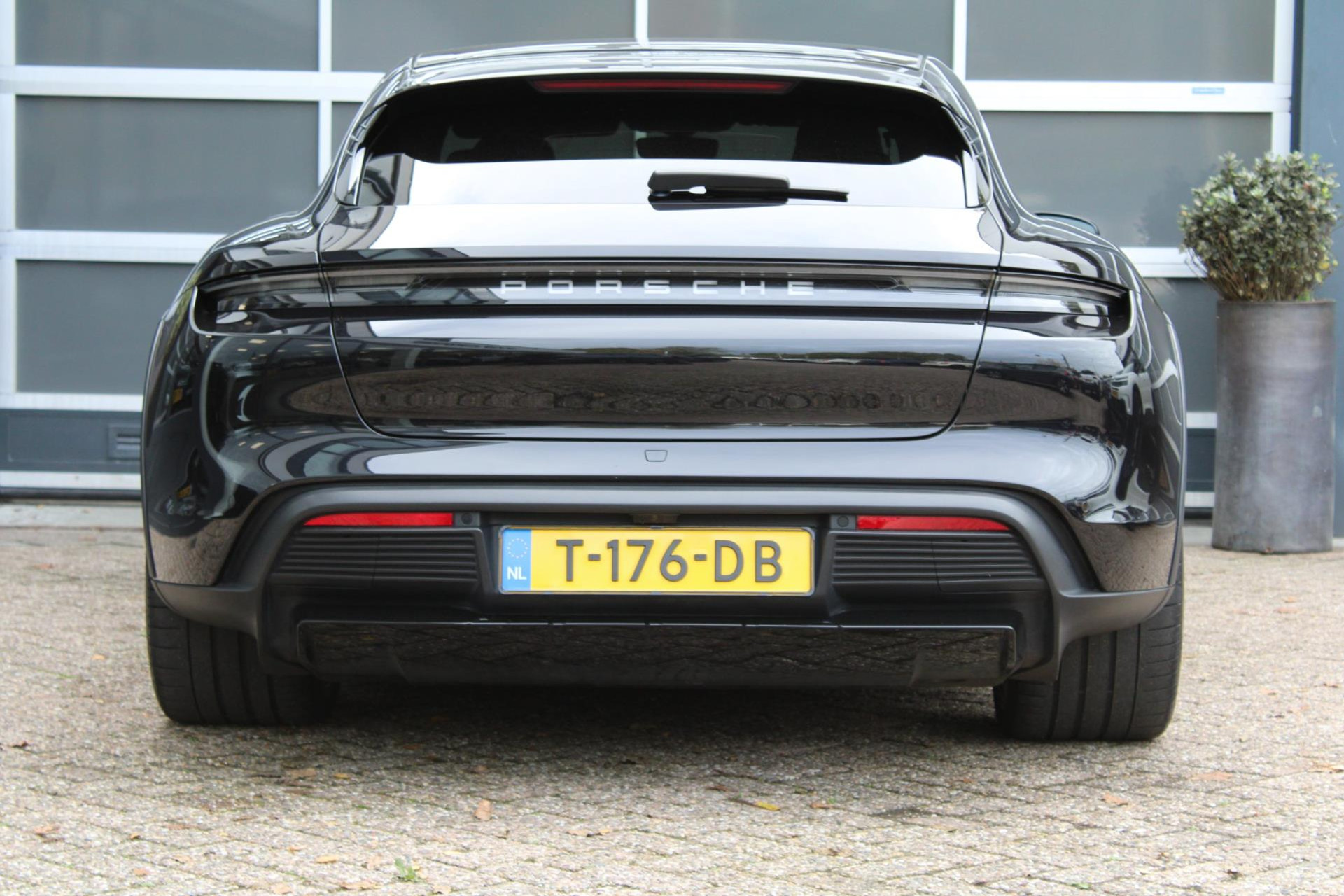 48591222-9.jpg